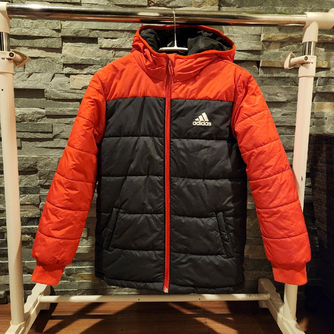 adidas(アディダス)のadidas　ダウン　キッズ キッズ/ベビー/マタニティのキッズ服男の子用(90cm~)(コート)の商品写真