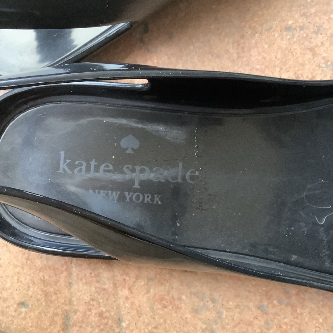 kate spade new york(ケイトスペードニューヨーク)のケイトスペード　ラバーサンダル　リボンサンダル　ブラック✖️ホワイト　サイズ6 レディースの靴/シューズ(サンダル)の商品写真