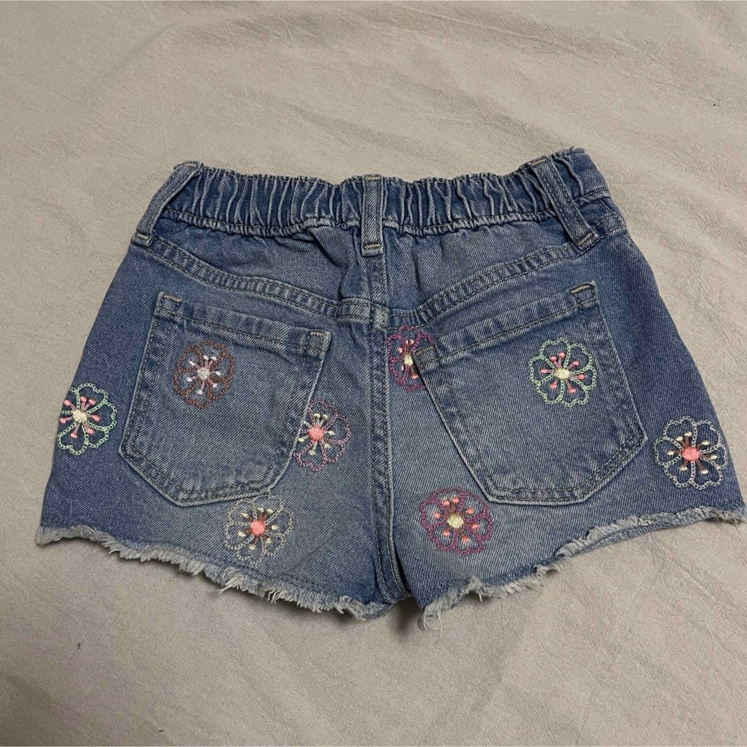 GAP Kids(ギャップキッズ)のbaby GAP  花柄刺繍　デニムショートパンツ　110 キッズ/ベビー/マタニティのキッズ服女の子用(90cm~)(パンツ/スパッツ)の商品写真