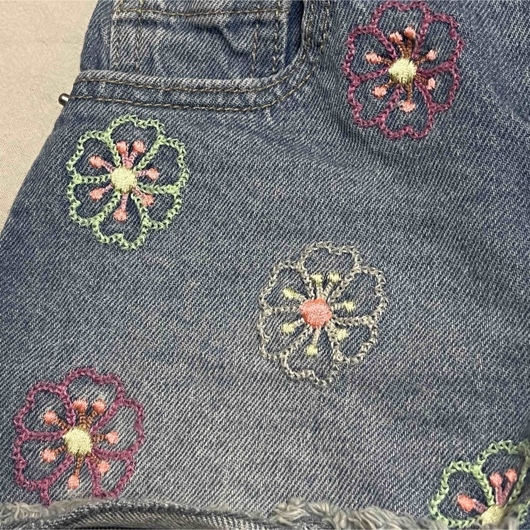 GAP Kids(ギャップキッズ)のbaby GAP  花柄刺繍　デニムショートパンツ　110 キッズ/ベビー/マタニティのキッズ服女の子用(90cm~)(パンツ/スパッツ)の商品写真