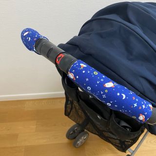 ハンドメイド ♡ 宇宙ロケット柄 ベビーカーハンドルカバー(外出用品)