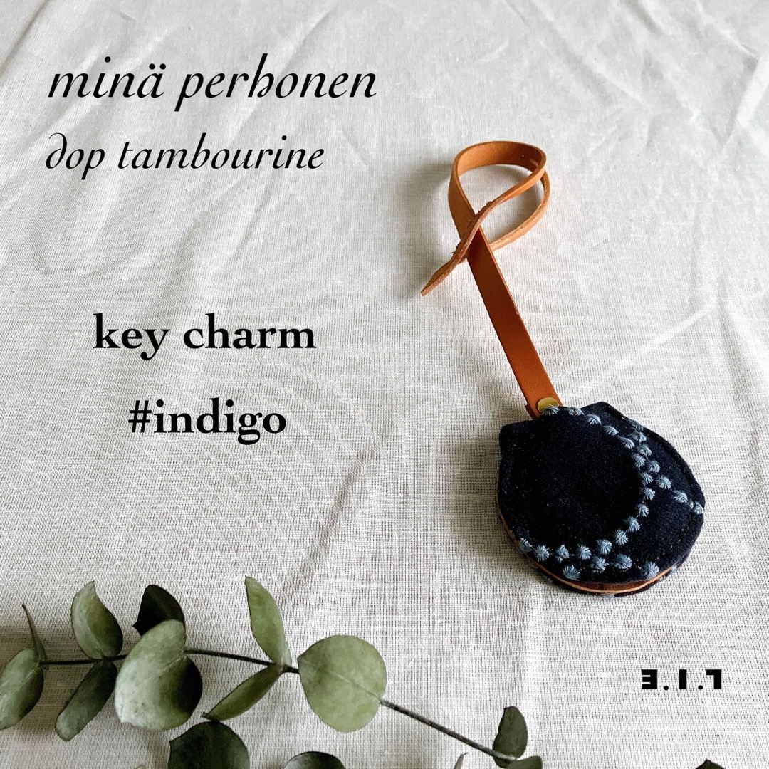 mina perhonen(ミナペルホネン)のミナペルホネン　キーチャーム　タンバリン　インディゴ レディースのファッション小物(キーケース)の商品写真