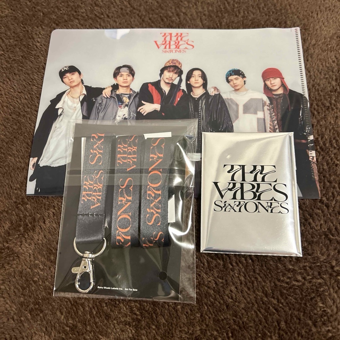 SixTONES(ストーンズ)のSixTONES THE VIBES CD購入者特典(先着) 3種セット エンタメ/ホビーのタレントグッズ(アイドルグッズ)の商品写真