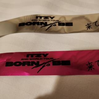 ITZY 2ND WORLD TOUR BORN TO BE 銀テ 2本セッ(アイドルグッズ)