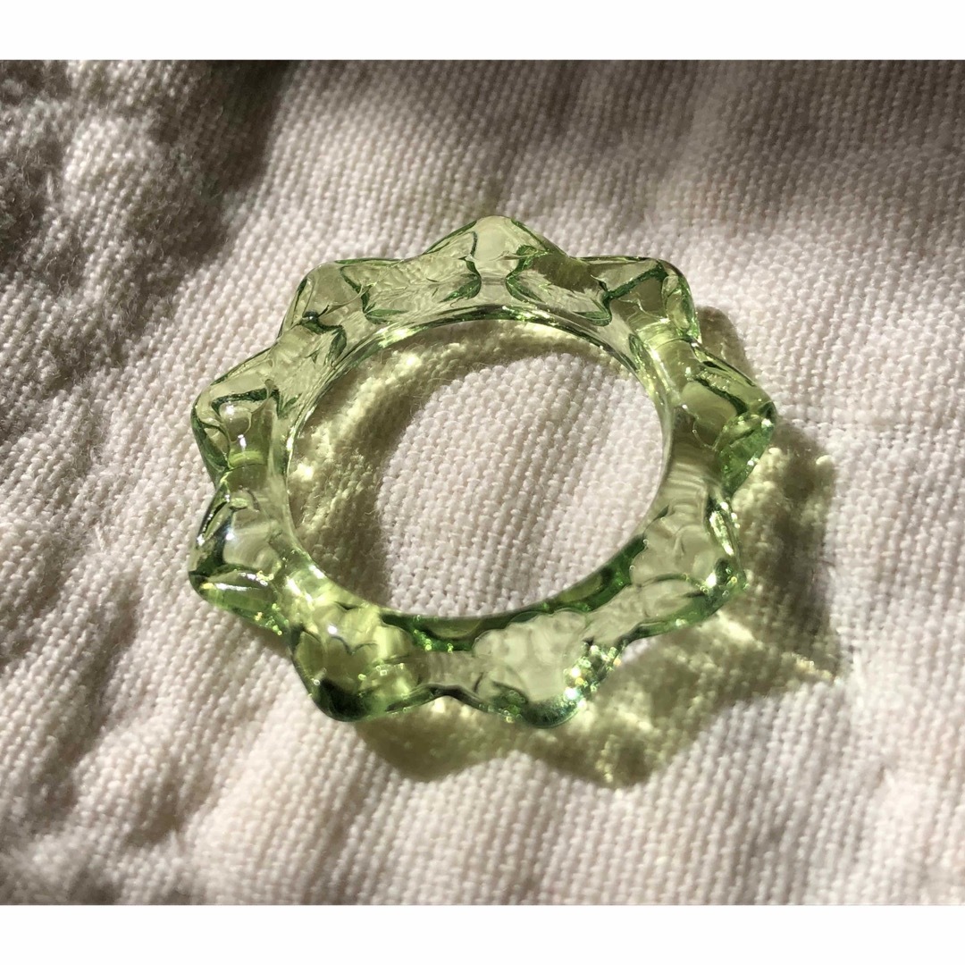 【新品送料無料❗️】ギザギザ アクリルリング 透明リング 海外アクセサリー 黄緑 レディースのアクセサリー(リング(指輪))の商品写真