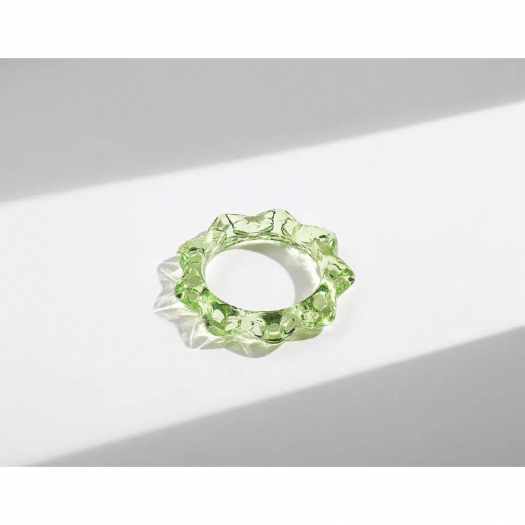 【新品送料無料❗️】ギザギザ アクリルリング 透明リング 海外アクセサリー 黄緑 レディースのアクセサリー(リング(指輪))の商品写真
