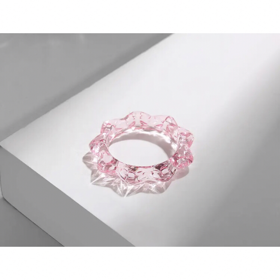 【新品送無料❗️】ギザギザ アクリルリング 透明 クリアリング ピンク 鋲 波波 レディースのアクセサリー(リング(指輪))の商品写真
