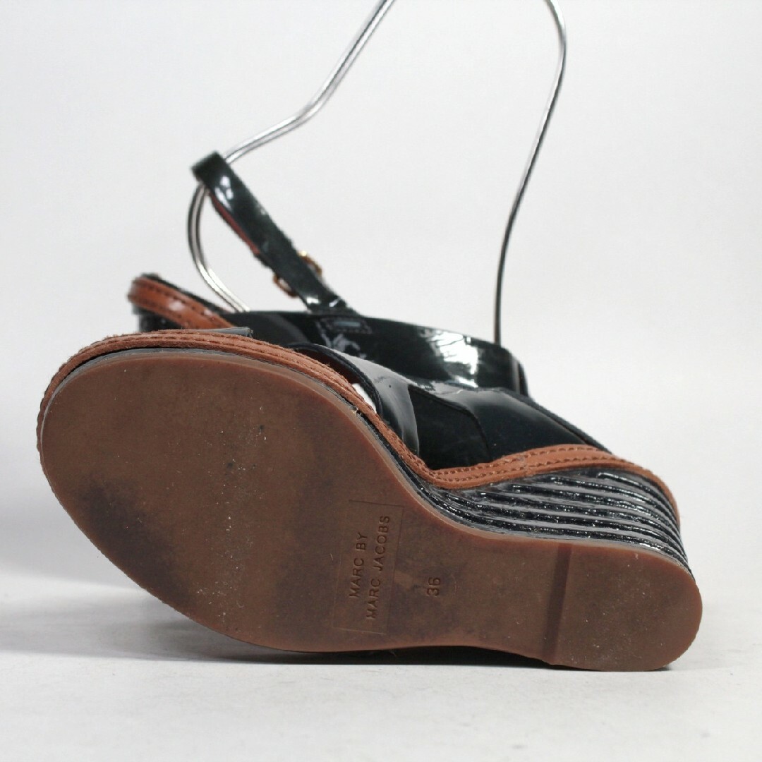 MARC JACOBS(マークジェイコブス)のマークジェイコブス エナメルレザー 厚底 ウェッジソール ミュール レディースの靴/シューズ(サンダル)の商品写真
