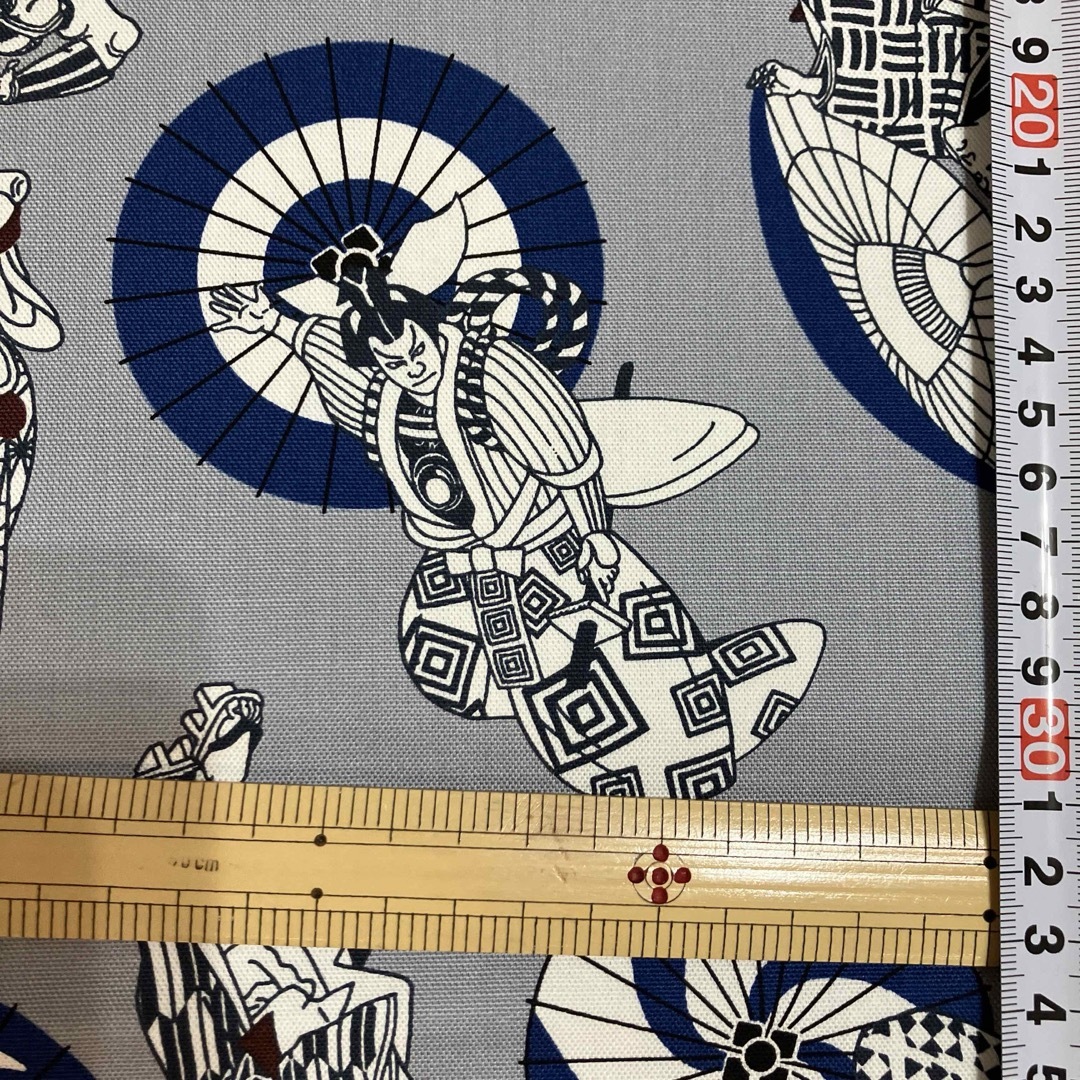 和柄✨歌舞伎柄  蛇の目傘  役者✨グレー地✨111×50✨オックス✨生地ハギレ ハンドメイドの素材/材料(生地/糸)の商品写真