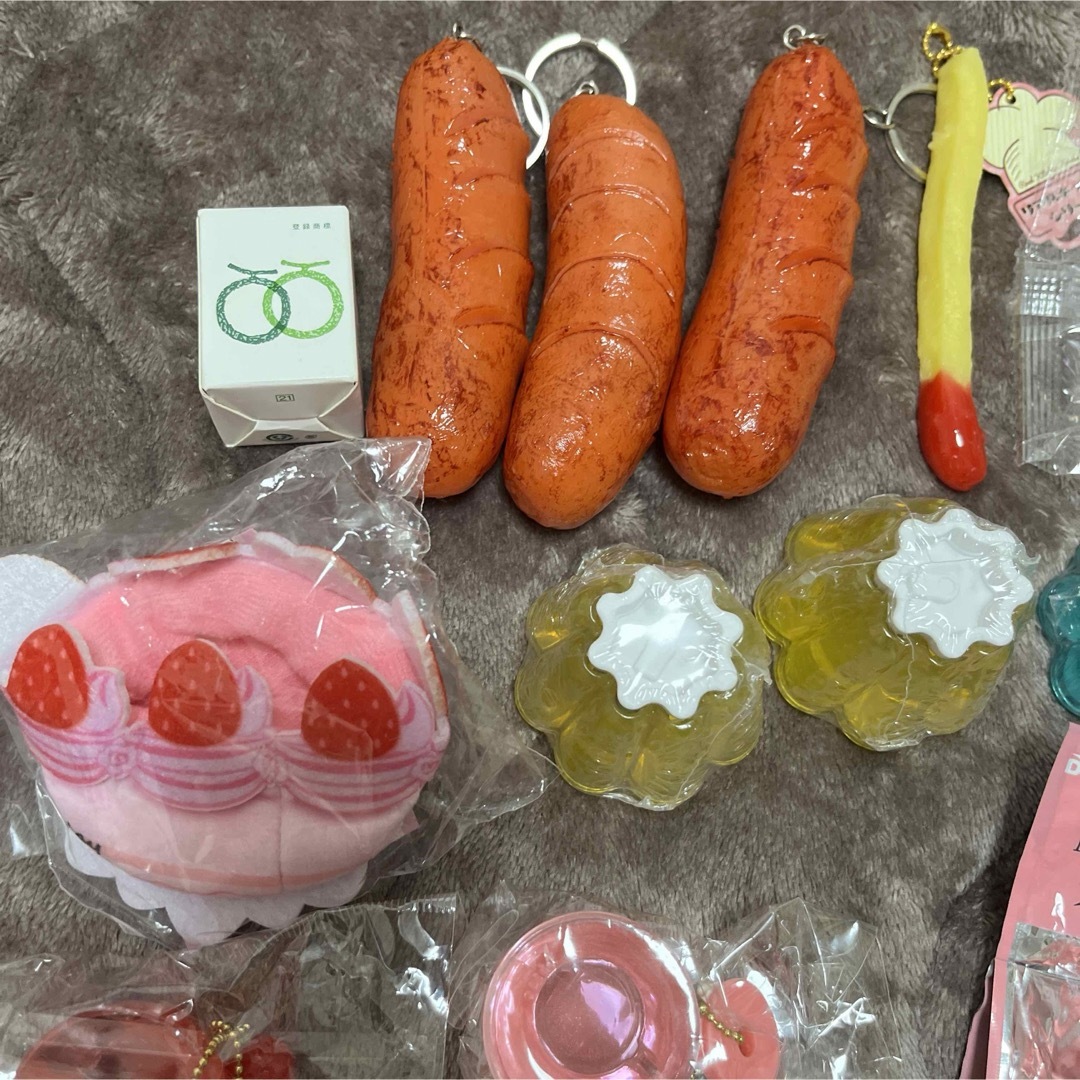 食べ物　キーホルダー　フィギュア　ミニチュア エンタメ/ホビーのおもちゃ/ぬいぐるみ(キャラクターグッズ)の商品写真