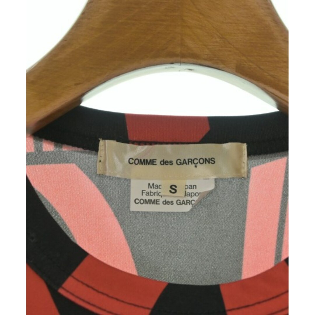 COMME des GARCONS(コムデギャルソン)のCOMME des GARCONS Tシャツ・カットソー S 赤x黒(総柄) 【古着】【中古】 レディースのトップス(カットソー(半袖/袖なし))の商品写真