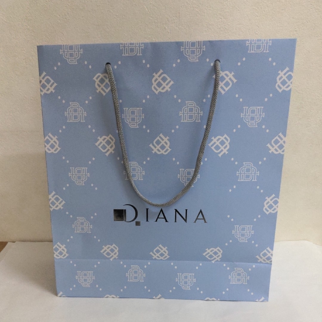 DIANA(ダイアナ)のDIANAショップ紙袋　ショッパー　未使用! レディースのバッグ(ショップ袋)の商品写真