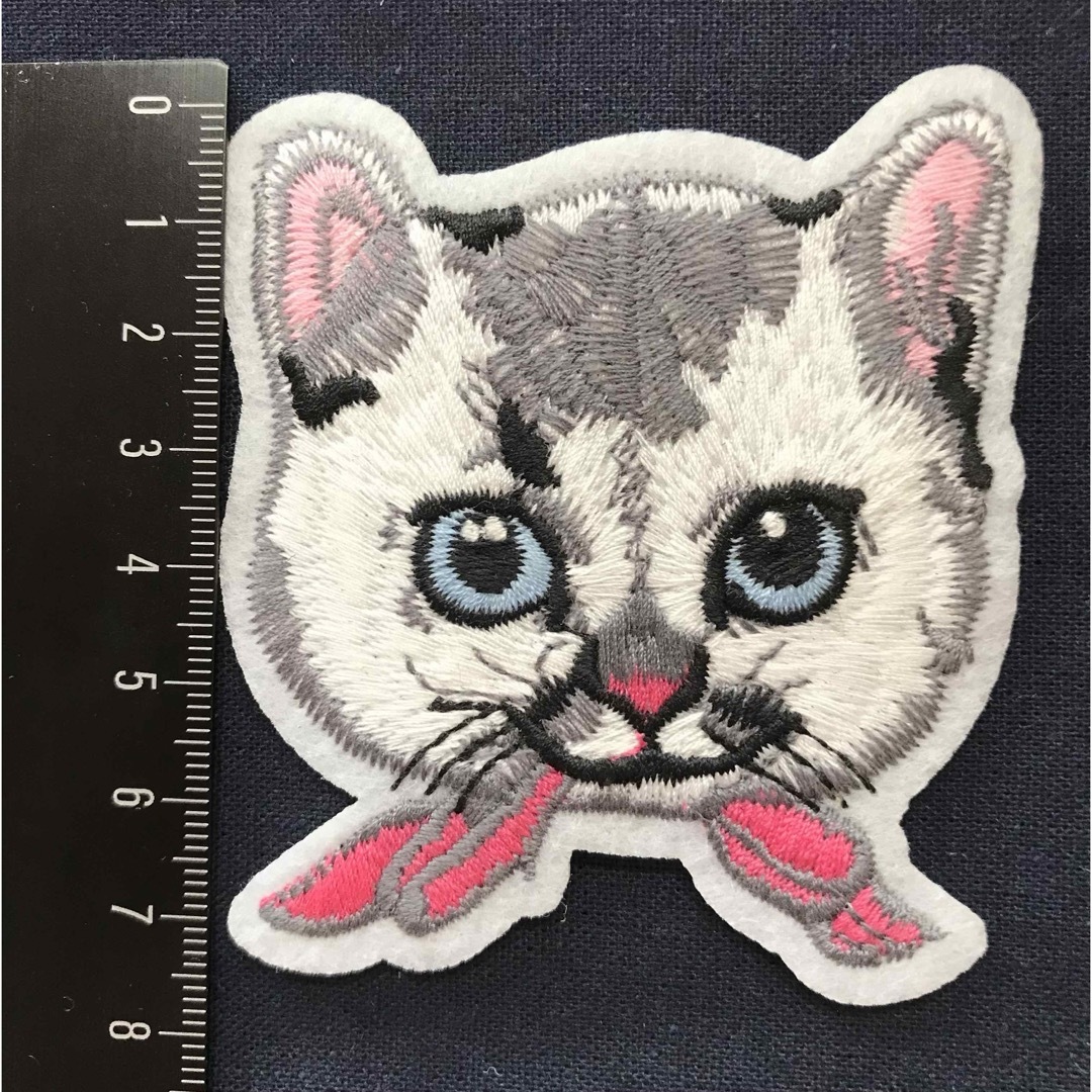 アイロンワッペン　リボン猫　猫　大きめ　ワッペン　ニャンコ ハンドメイドの素材/材料(各種パーツ)の商品写真