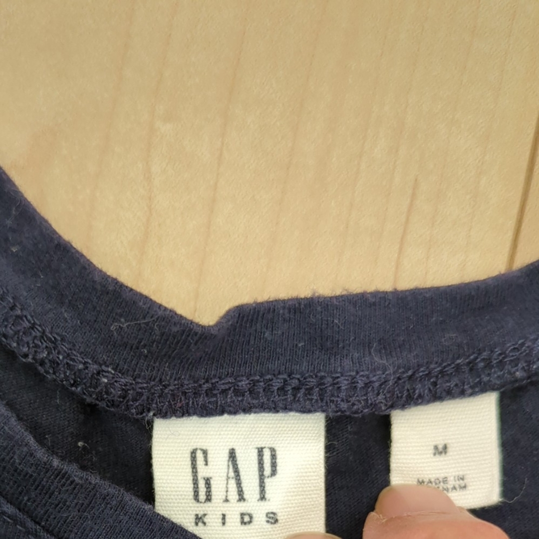 GAP Kids(ギャップキッズ)のGAP KID'Sまえのちょうのプリント刺繍がポイントのネービーのTシャツ130 キッズ/ベビー/マタニティのキッズ服女の子用(90cm~)(Tシャツ/カットソー)の商品写真