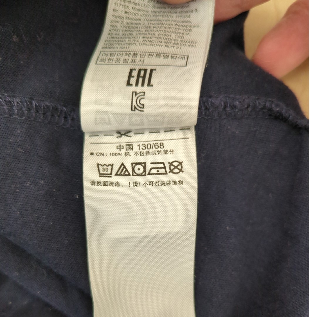 GAP Kids(ギャップキッズ)のGAP KID'Sまえのちょうのプリント刺繍がポイントのネービーのTシャツ130 キッズ/ベビー/マタニティのキッズ服女の子用(90cm~)(Tシャツ/カットソー)の商品写真