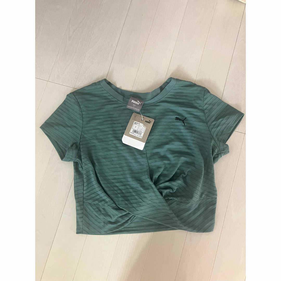 PUMA(プーマ)の新品　プーマPUMA レディース　Sサイズ　グリーン　緑　Tシャツ　短丈 レディースのトップス(Tシャツ(半袖/袖なし))の商品写真