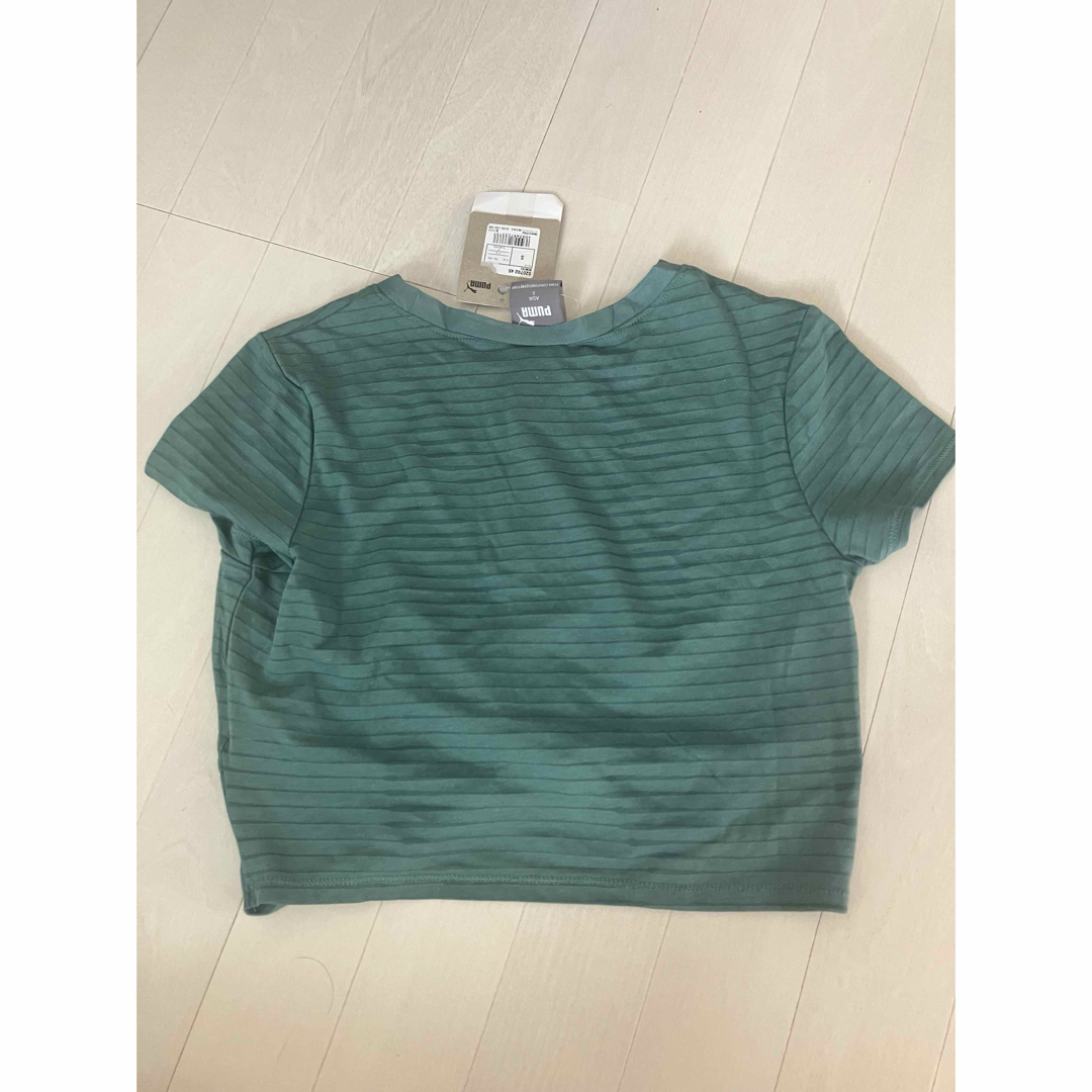 PUMA(プーマ)の新品　プーマPUMA レディース　Sサイズ　グリーン　緑　Tシャツ　短丈 レディースのトップス(Tシャツ(半袖/袖なし))の商品写真