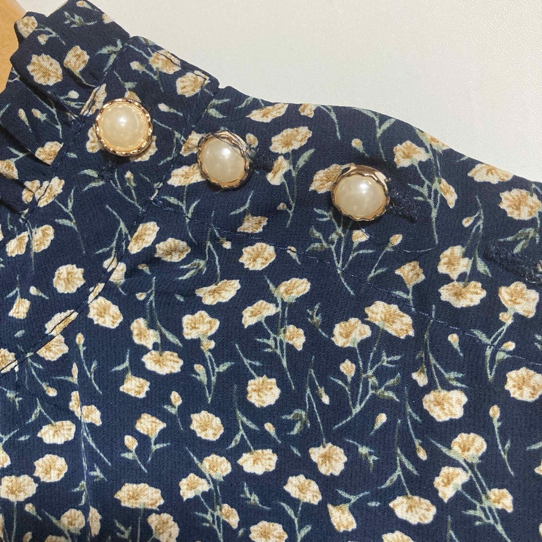 フリルネックにパールボタンのレトロ小花柄プリントロングフレアワンピース レディースのワンピース(ロングワンピース/マキシワンピース)の商品写真