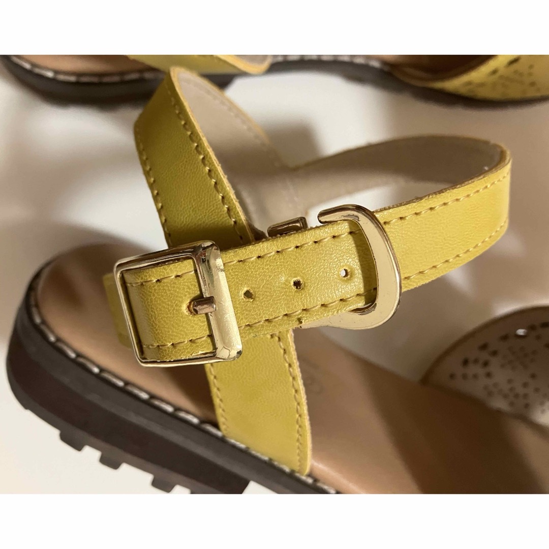 サンダル　イエロー　アンクルストラップ　ローヒール レディースの靴/シューズ(サンダル)の商品写真