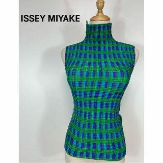 イッセイミヤケ(ISSEY MIYAKE)の【美品】ISSEY MIYAKE イッセイミヤケ　プリーツカットソーノースリーブ(カットソー(半袖/袖なし))