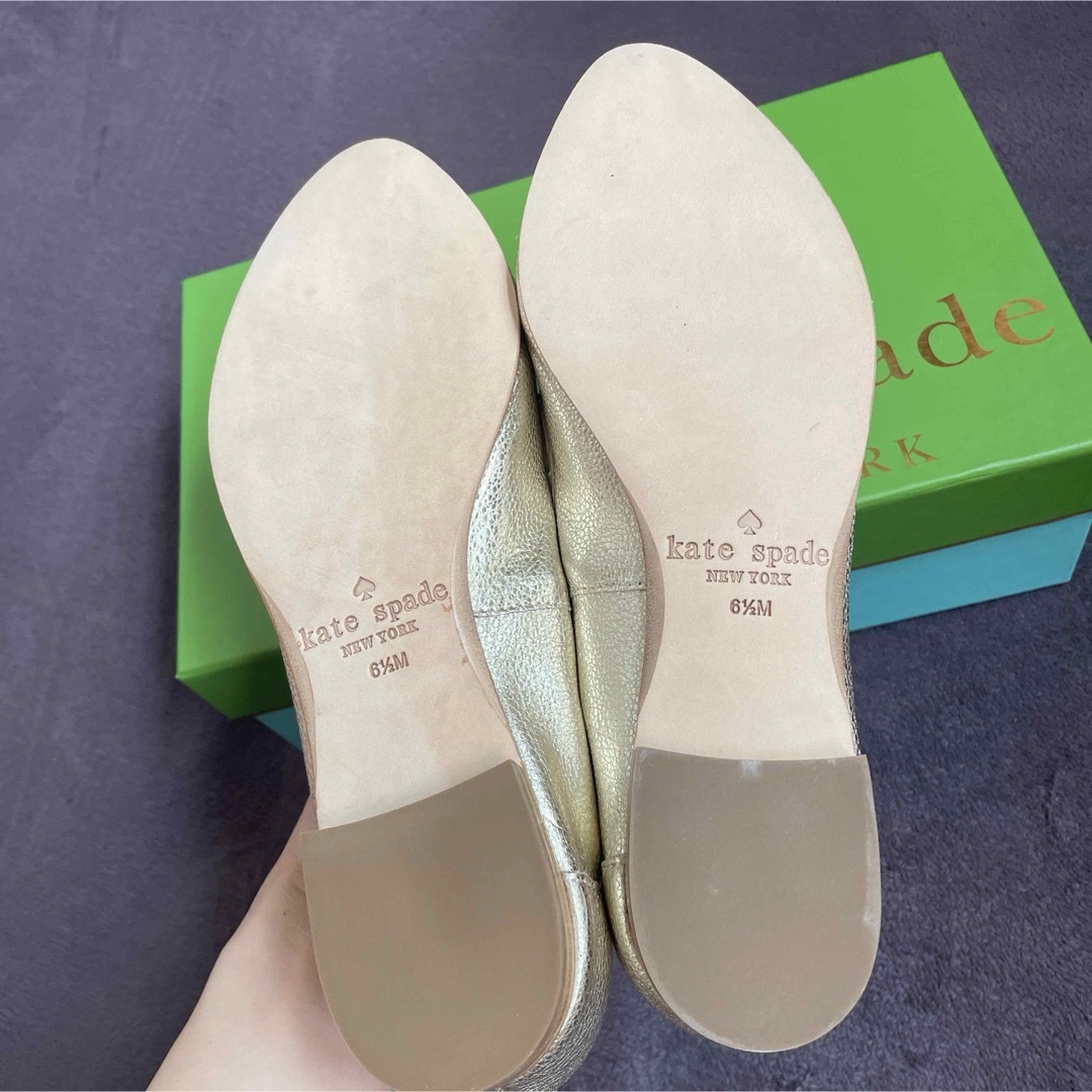 kate spade new york(ケイトスペードニューヨーク)のバイマ購入・新品ケイトスペード ゴールドローファー 6.5M(23.5cm) レディースの靴/シューズ(ローファー/革靴)の商品写真