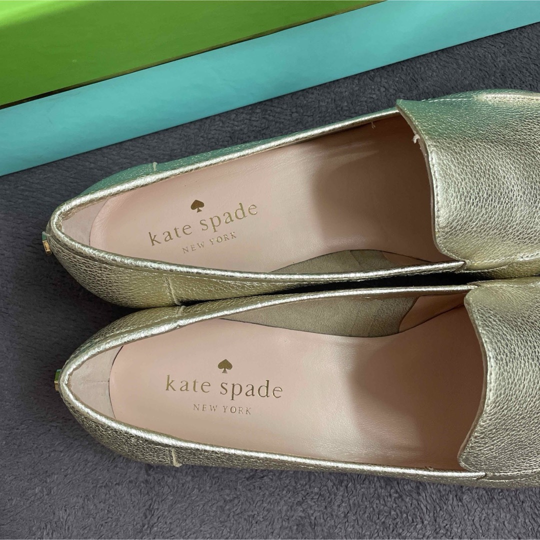 kate spade new york(ケイトスペードニューヨーク)のバイマ購入・新品ケイトスペード ゴールドローファー 6.5M(23.5cm) レディースの靴/シューズ(ローファー/革靴)の商品写真