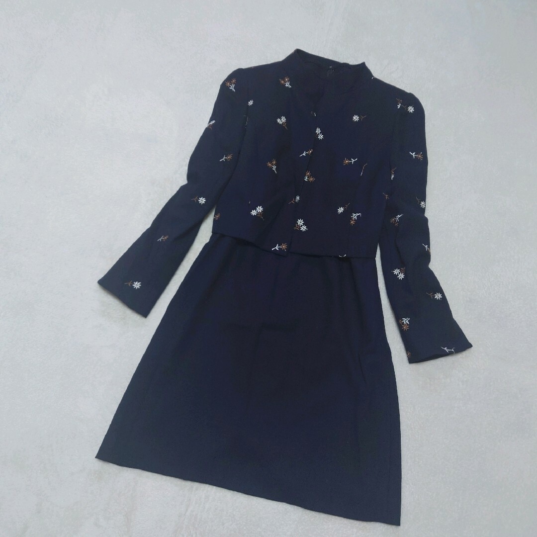 M'S GRACY(エムズグレイシー)のエムズグレイシー　スタンドカラージャケット　ひざ丈ワンピース　花刺繍　紺　日本製 レディースのフォーマル/ドレス(スーツ)の商品写真