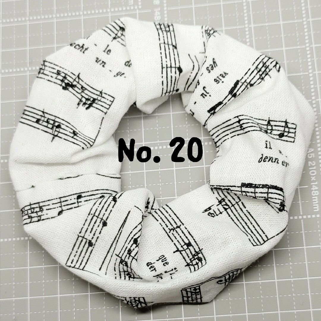 No.20　シュシュ　音楽　音符　ビアノ レディースのヘアアクセサリー(ヘアゴム/シュシュ)の商品写真