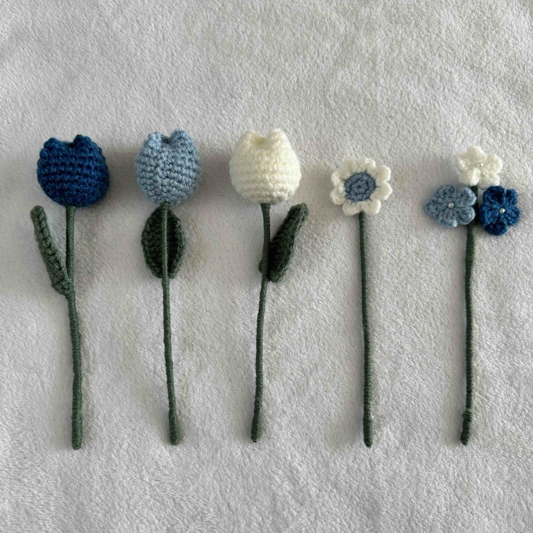 チューリップ　小花　青　花束　編み物　毛糸　ブルー　枯れない花　ブーケ　父の日 ハンドメイドのフラワー/ガーデン(その他)の商品写真
