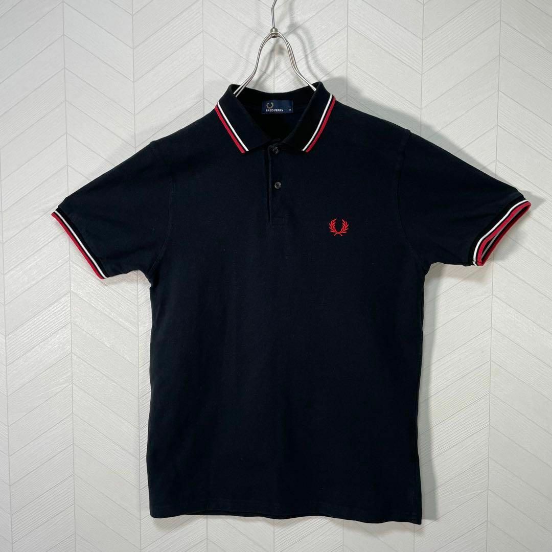 FRED PERRY(フレッドペリー)の美品 フレッドペリー ポロシャツ M3600 ライン 刺繍ロゴ 鹿子 黒赤 半袖 メンズのトップス(ポロシャツ)の商品写真