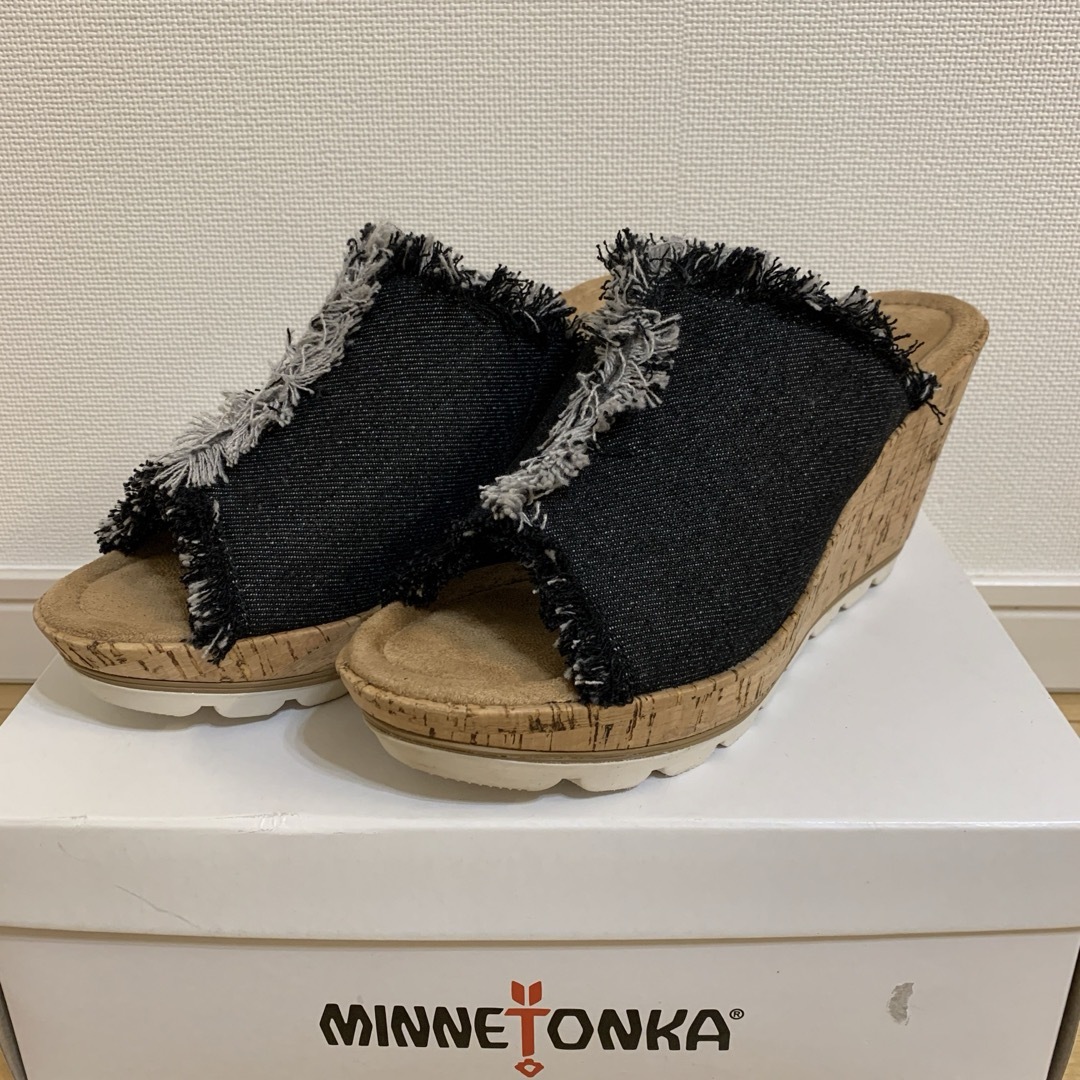 Minnetonka(ミネトンカ)の新品 試着のみ ミネトンカ ウェッジソール デニム 厚底サンダル 黒 ブラック レディースの靴/シューズ(サンダル)の商品写真