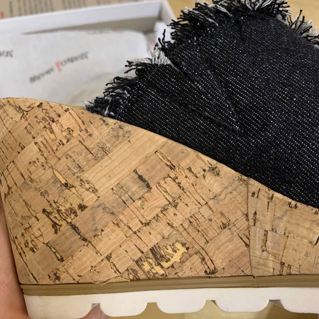 Minnetonka(ミネトンカ)の新品 試着のみ ミネトンカ ウェッジソール デニム 厚底サンダル 黒 ブラック レディースの靴/シューズ(サンダル)の商品写真