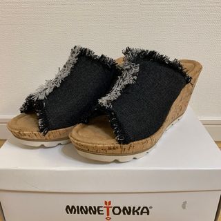 Minnetonka - 新品 試着のみ ミネトンカ ウェッジソール デニム 厚底サンダル 黒 ブラック