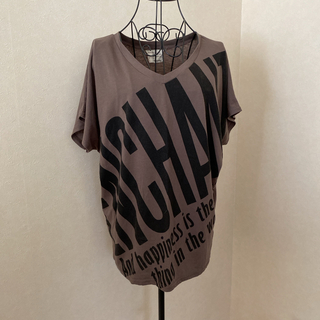 英字ロゴのブラウンTシャツ、軽いゆったりサイズ(Tシャツ/カットソー(半袖/袖なし))