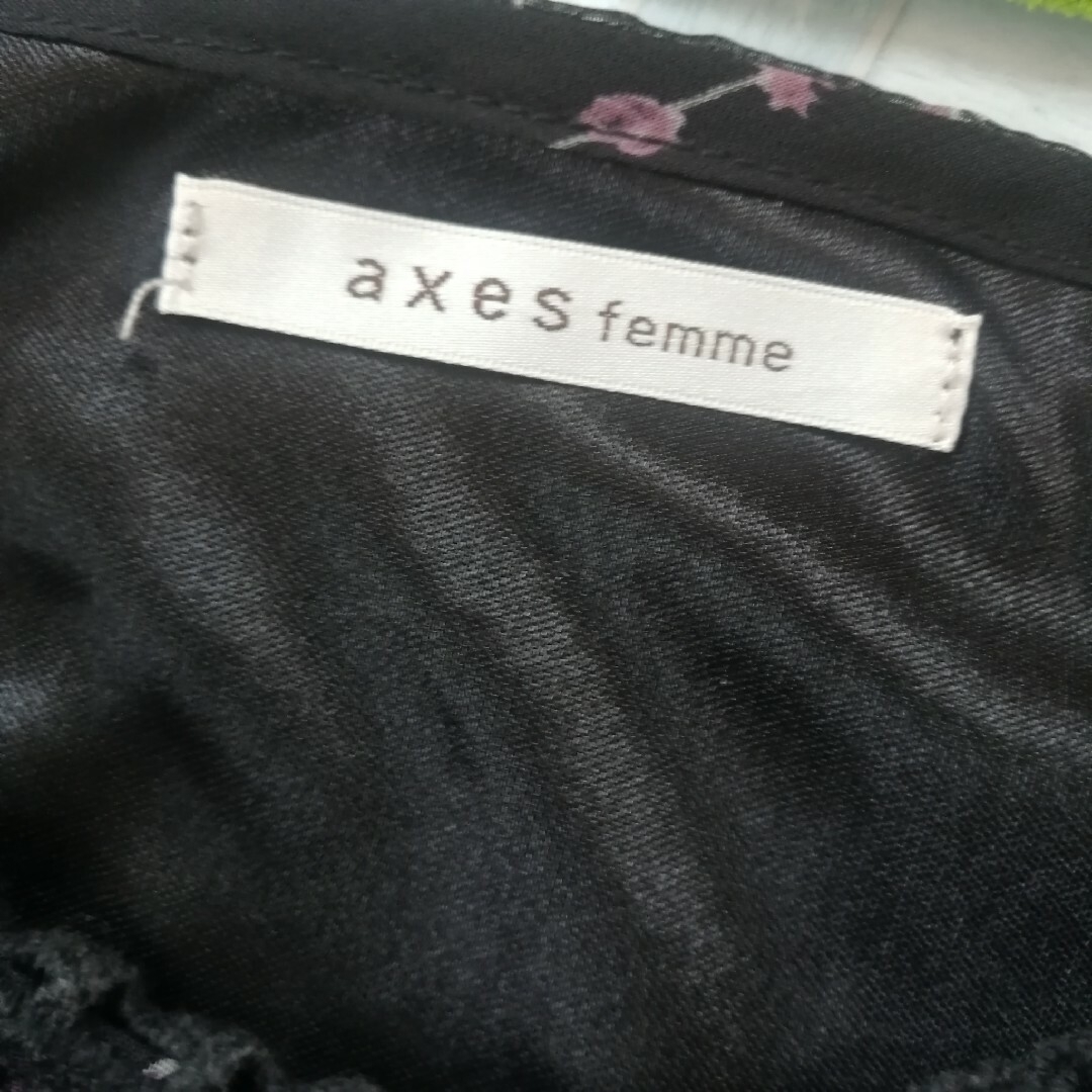 axes femme(アクシーズファム)のアクシーズファム 花柄ノースリーブカットソー キャミソール ローズ 黒 レディースのトップス(タンクトップ)の商品写真