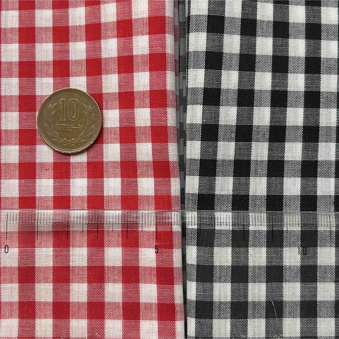 ギンガムチェック　生地　赤　黒　2色セット　はぎれ　布　 ハンドメイドの素材/材料(生地/糸)の商品写真