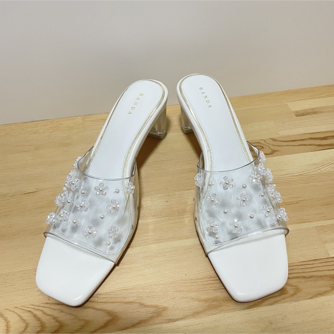 RANDA(ランダ)のRANDA ランダ　フラワーパール　ビーズ　ホワイト　サンダル　ヒール　花柄　白 レディースの靴/シューズ(サンダル)の商品写真