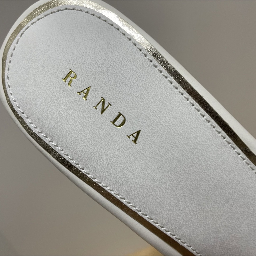 RANDA(ランダ)のRANDA ランダ　フラワーパール　ビーズ　ホワイト　サンダル　ヒール　花柄　白 レディースの靴/シューズ(サンダル)の商品写真