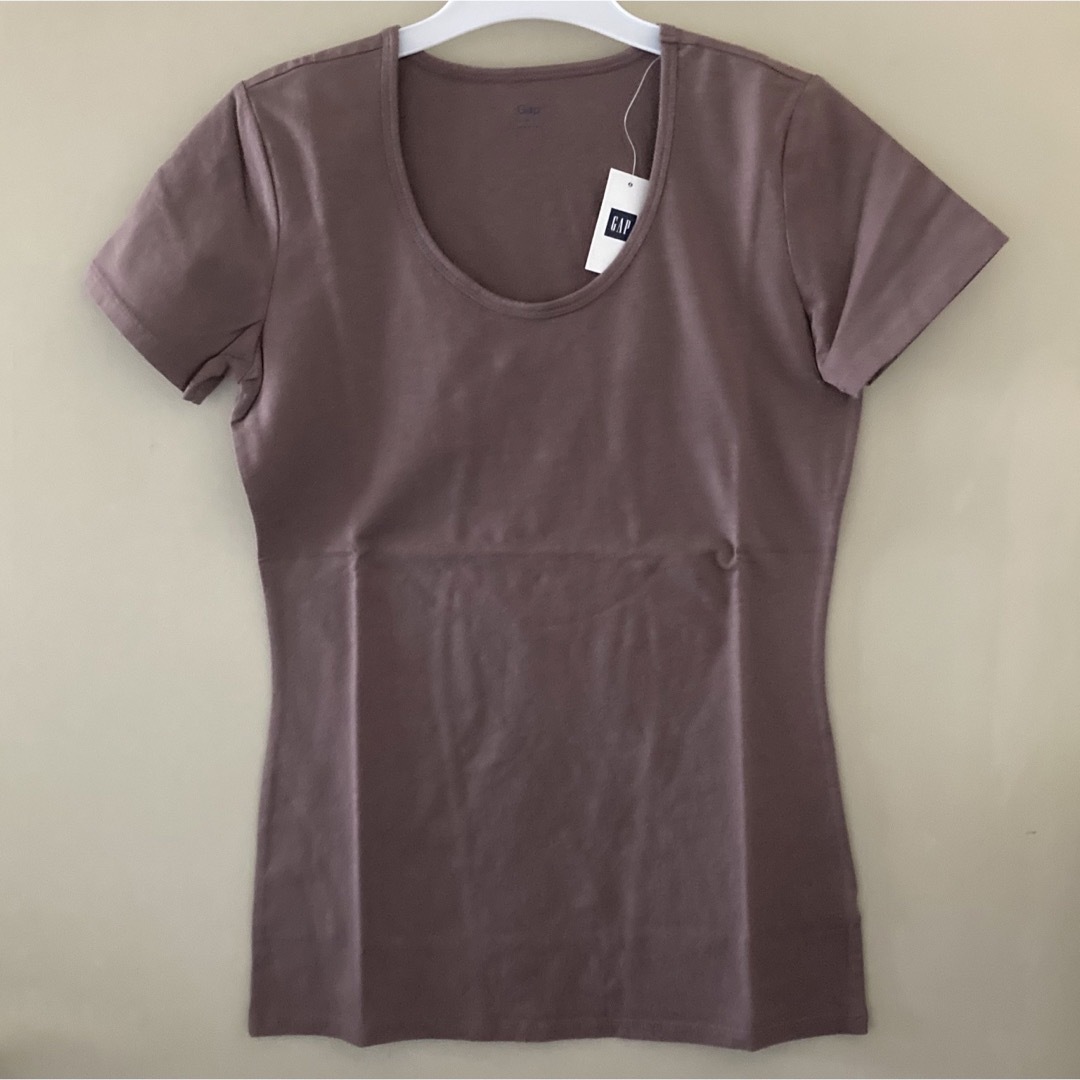 GAP(ギャップ)の新品タグ付✨Tシャツ   ギャップ　ブラウン　半袖　コットン　カットソー レディースのトップス(Tシャツ(半袖/袖なし))の商品写真