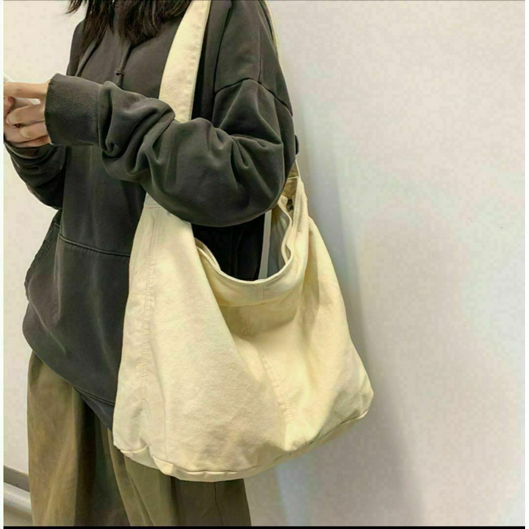 【ニュースペーパーバック】 大容量 ファスナー付き シンプル クリーム色 レディースのバッグ(メッセンジャーバッグ)の商品写真