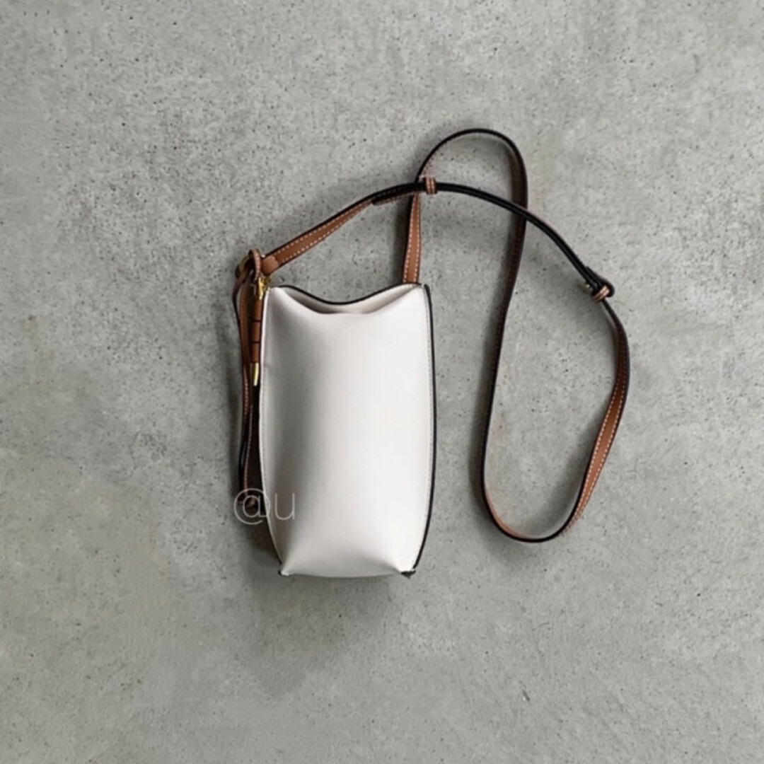 本革 レザー ミニショルダーバッグ ブラウン 白 きれいめ カジュアル 流行 レディースのバッグ(ショルダーバッグ)の商品写真