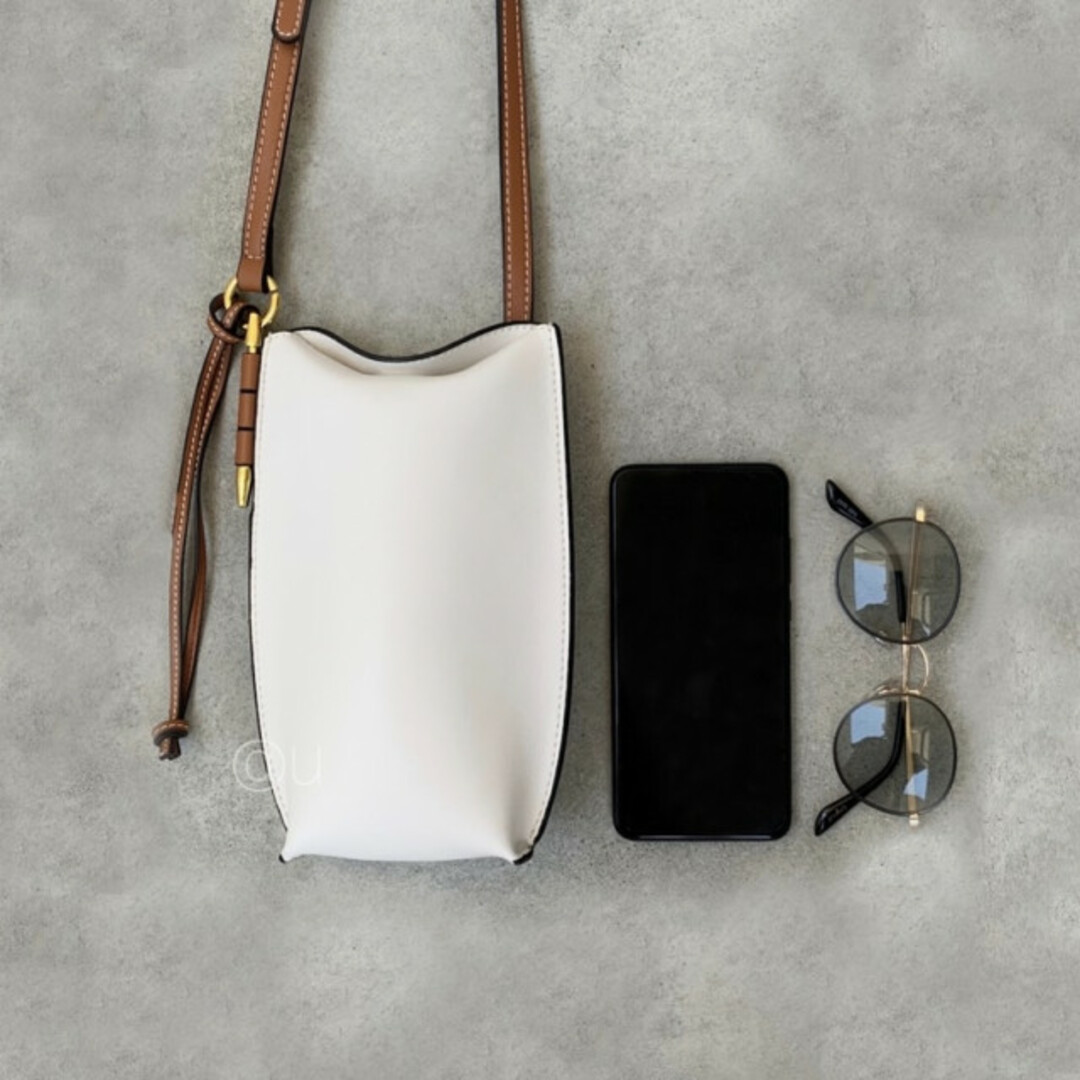 本革 レザー ミニショルダーバッグ ブラウン 白 きれいめ カジュアル 流行 レディースのバッグ(ショルダーバッグ)の商品写真