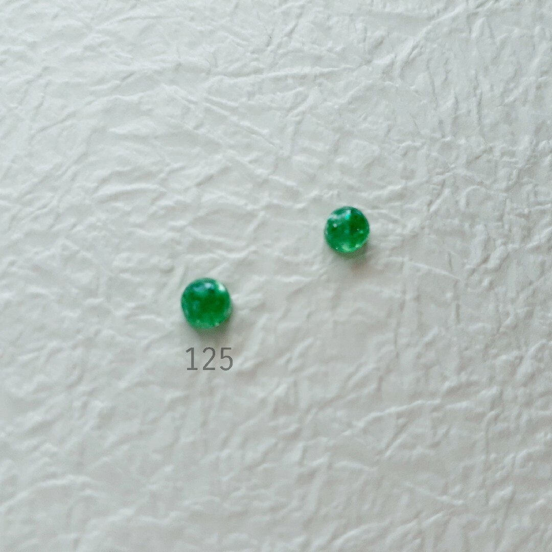 ハンドメイドピアス125　グリーン　緑　小粒　プチサイズ　レジン　ドーム　シェル ハンドメイドのアクセサリー(ピアス)の商品写真