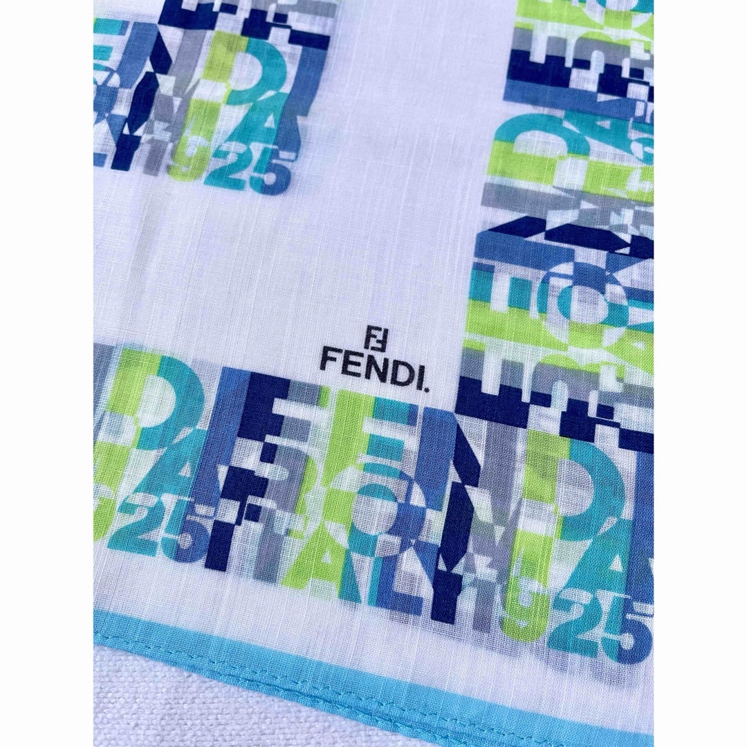 FENDI(フェンディ)のFENDI.フェンディ　大判ハンカチーフ　ホワイト地グリーン系ロゴ柄 レディースのファッション小物(ハンカチ)の商品写真