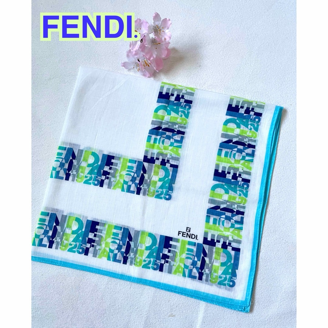 FENDI(フェンディ)のFENDI.フェンディ　大判ハンカチーフ　ホワイト地グリーン系ロゴ柄 レディースのファッション小物(ハンカチ)の商品写真