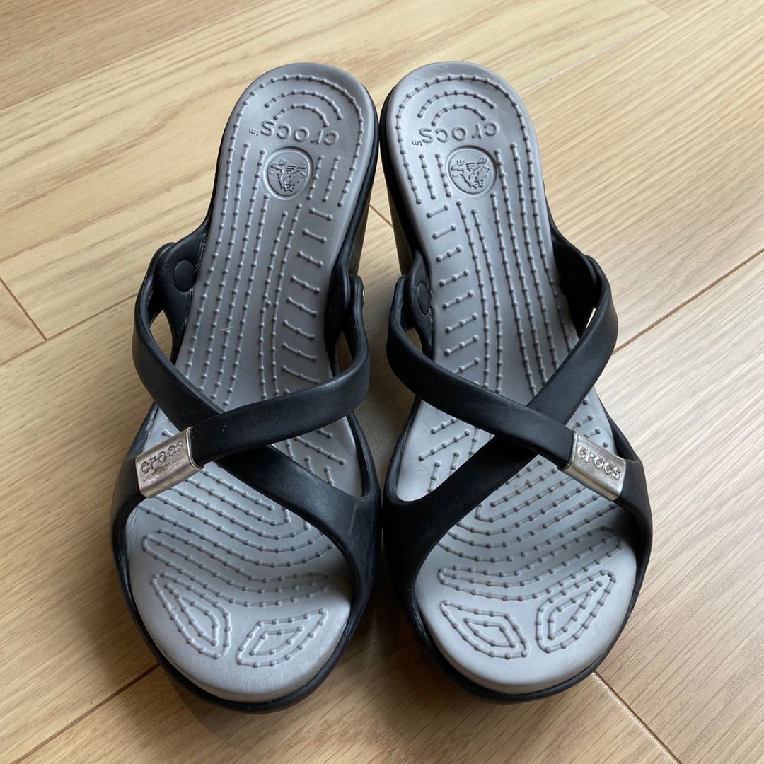 crocs(クロックス)のクロックス　サイプラス　W7 23 24　黒　新古品　ヒールサンダル　23.5 レディースの靴/シューズ(サンダル)の商品写真