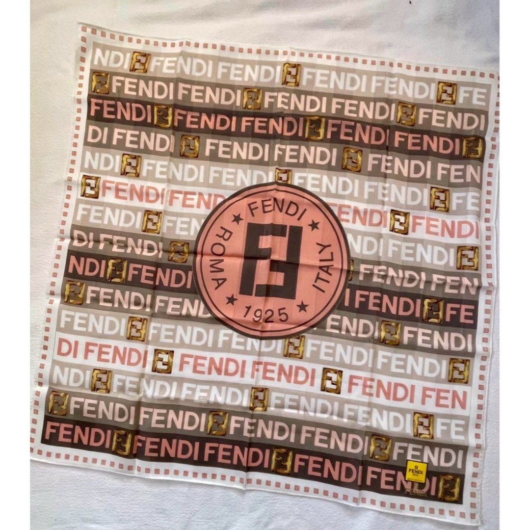 FENDI(フェンディ)のシール付き未使用　FENDI フェンディ　大判ハンカチ　ベージュ、ブラウン系ロゴ レディースのファッション小物(ハンカチ)の商品写真