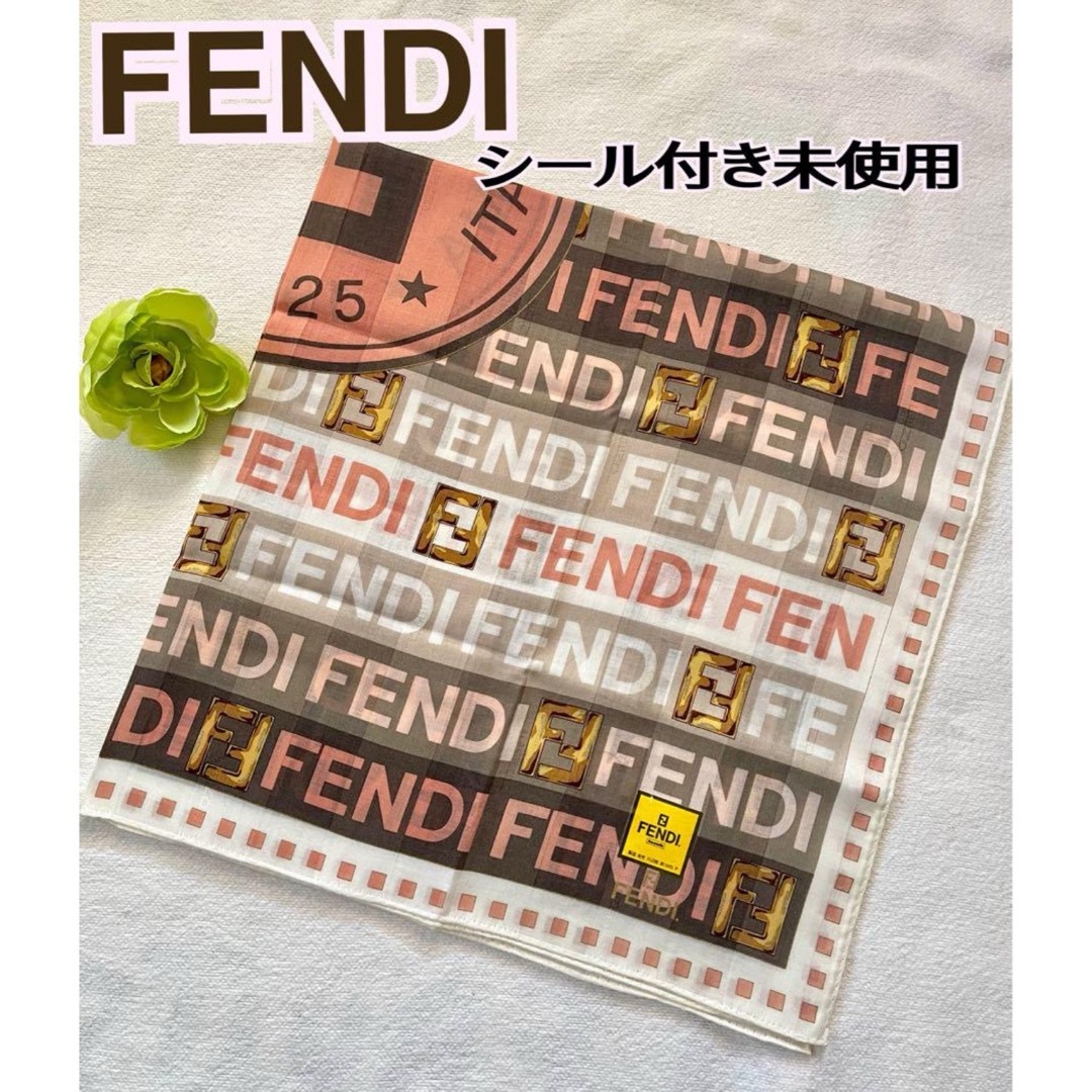 FENDI(フェンディ)のシール付き未使用　FENDI フェンディ　大判ハンカチ　ベージュ、ブラウン系ロゴ レディースのファッション小物(ハンカチ)の商品写真