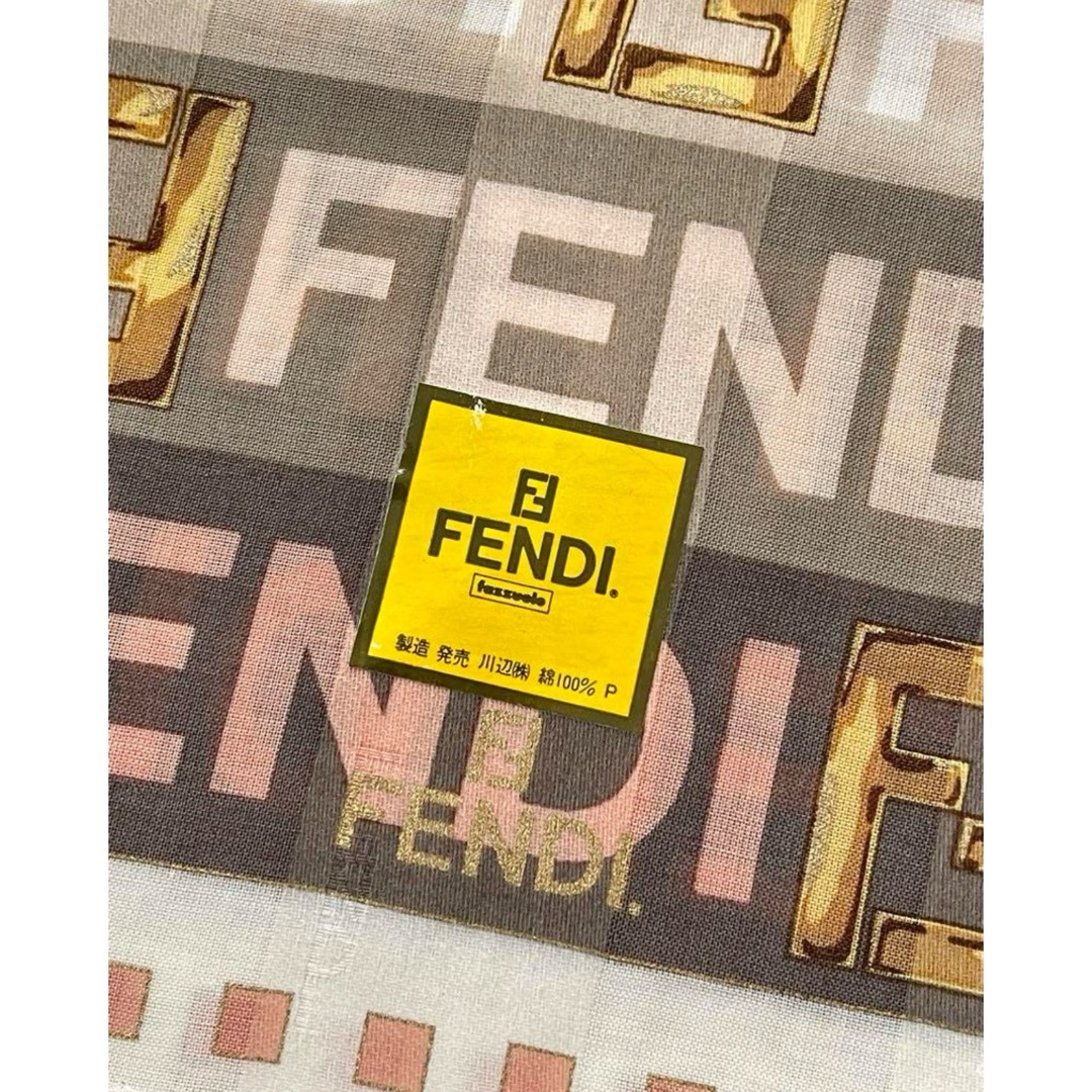FENDI(フェンディ)のシール付き未使用　FENDI フェンディ　大判ハンカチ　ベージュ、ブラウン系ロゴ レディースのファッション小物(ハンカチ)の商品写真
