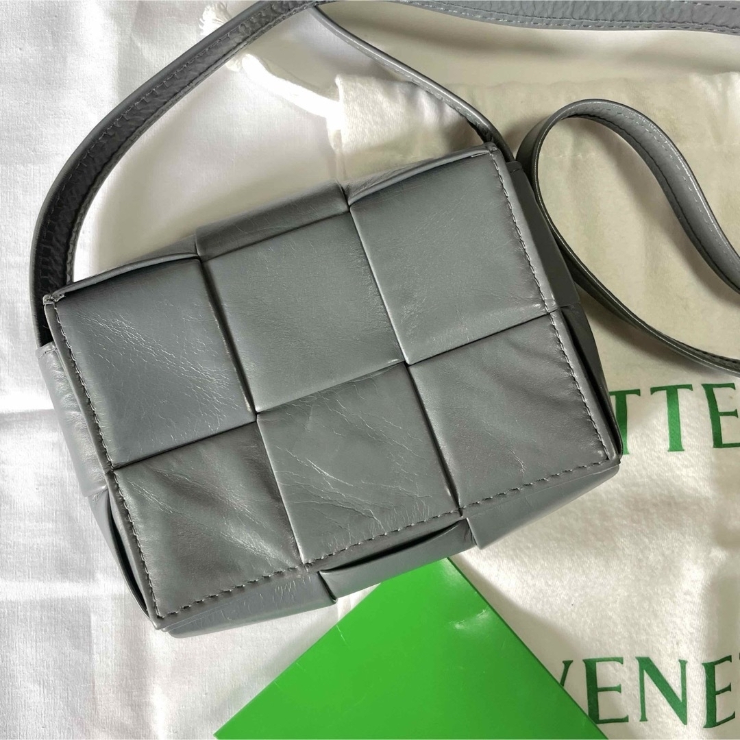 Bottega Veneta(ボッテガヴェネタ)のボッテガヴェネタ　カセット　グレー 　キャンディ　ショルダー バッグ レディースのバッグ(ショルダーバッグ)の商品写真